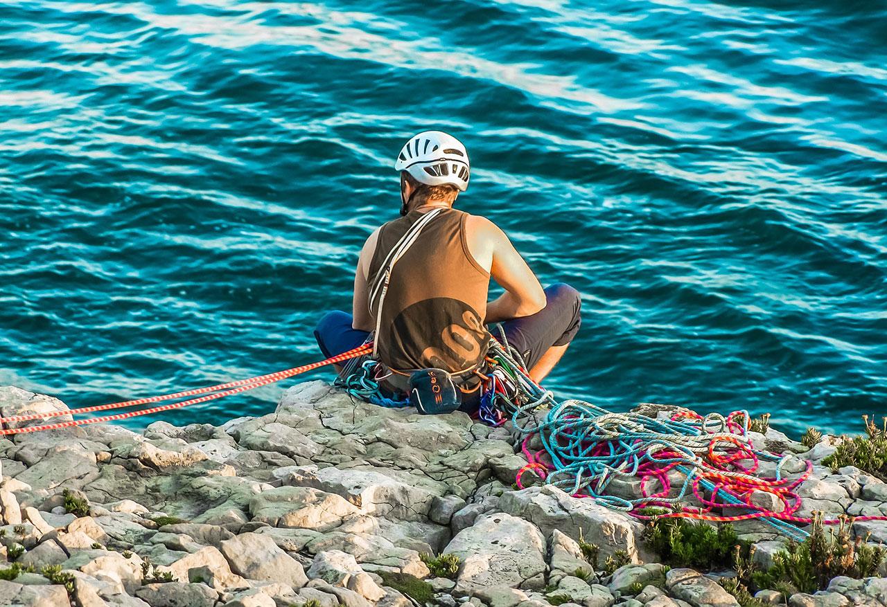 Moment de contemplation face à la mer